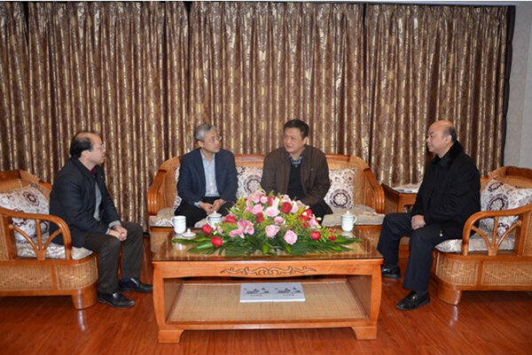 嘉峪关市委常委、组织部部长谭向光慰问公司总经理宋海农博士1.jpg 嘉峪关市委常委、组织部部长谭向光慰问公司总经理宋海农博士1.jpg