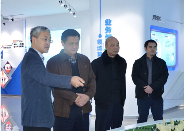 嘉峪关市委常委、组织部部长谭向光慰问公司总经理宋海农博士2.jpg 嘉峪关市委常委、组织部部长谭向光慰问公司总经理宋海农博士2.jpg